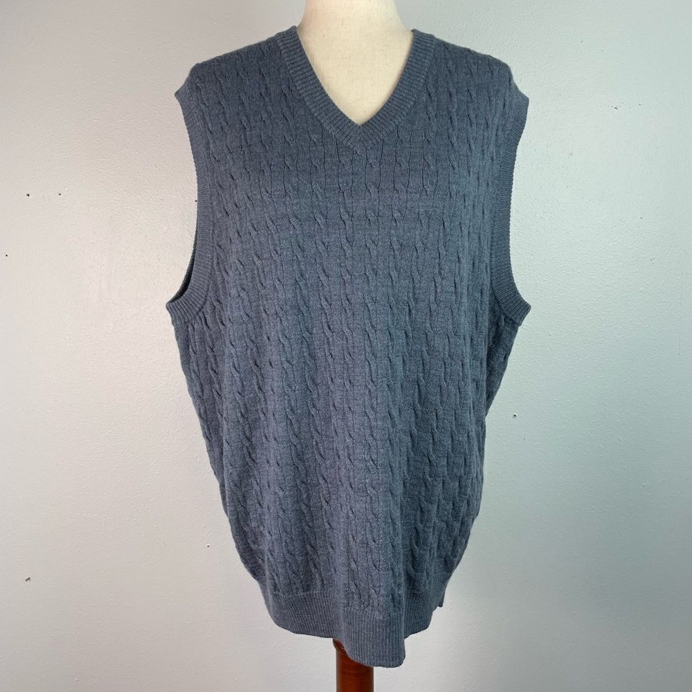 Nordstrom Sleeveless Merino Wool Cable Knit V-Neck Sweater Size M EUC